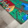 Legetæppe - Bondegård - 140 x 200 cm